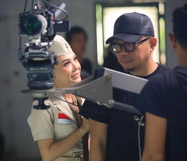 Yuni Shara Pakai Baju Pejuang Kemerdekaan