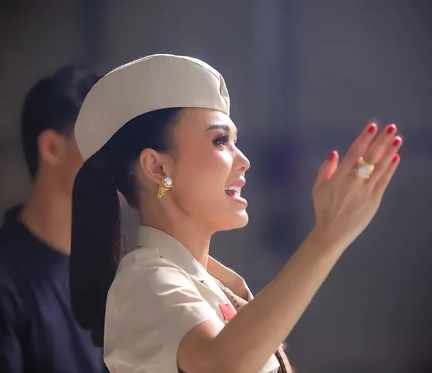 Yuni Shara Pakai Baju Pejuang Kemerdekaan