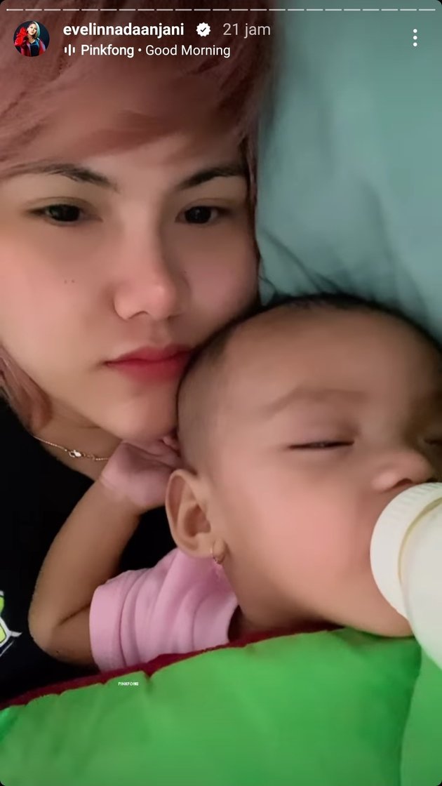 Dari sederet postingan Instagram story Evelyn Nada Anjani, terlihat mantan istri Aming tersebut sedang rebahan bersama seorang bayi yang tengah terlelap.