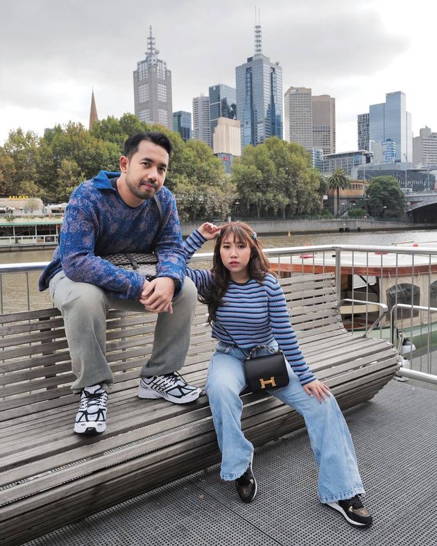 Once Experienced Miscarriage, Here are 8 Portraits of Kiky Saputri and her Husband Spreading Affection in Australia - Let's Go Again!