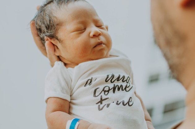 Experiencing Heavy Bleeding - Ussy Sulistiawaty Donates Breast Milk, Here are 7 Adorable Portraits of Baby Eijaz Son of Rachel Maryam