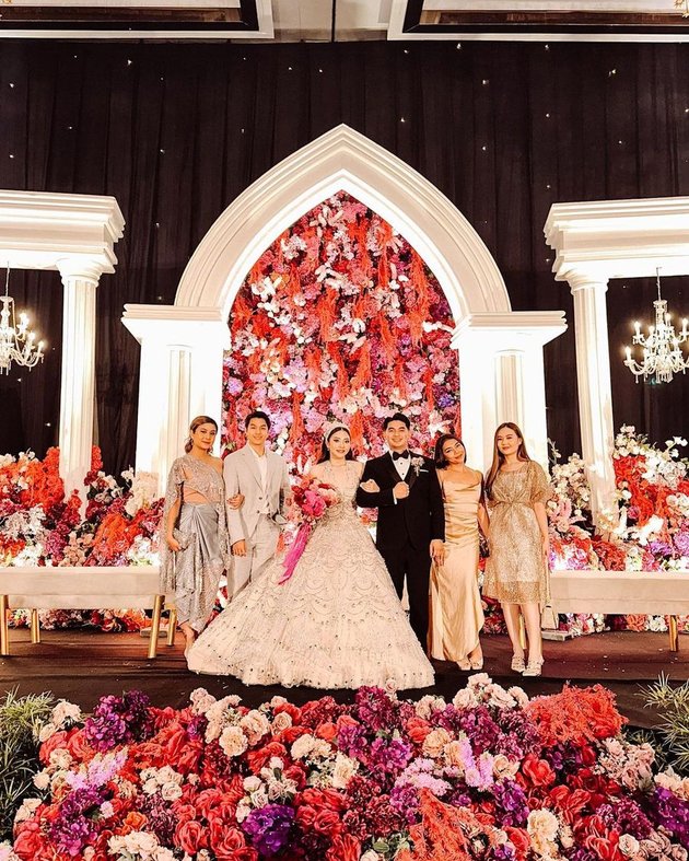 Awkarin baru saja menghadiri pesta pernikahan sahabatnya yang digelar di hotel bintang 5, The Westin Jakarta. Nggak datang sendirian, ia ditemani sang pacar, Alden Masterchef.