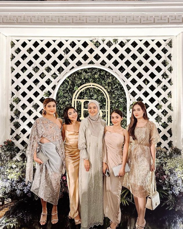 Cantik dalam balutan outfit kondangan berwarna silver, Awkarin menyempatkan diri untuk berpose bareng teman-teman influencer.