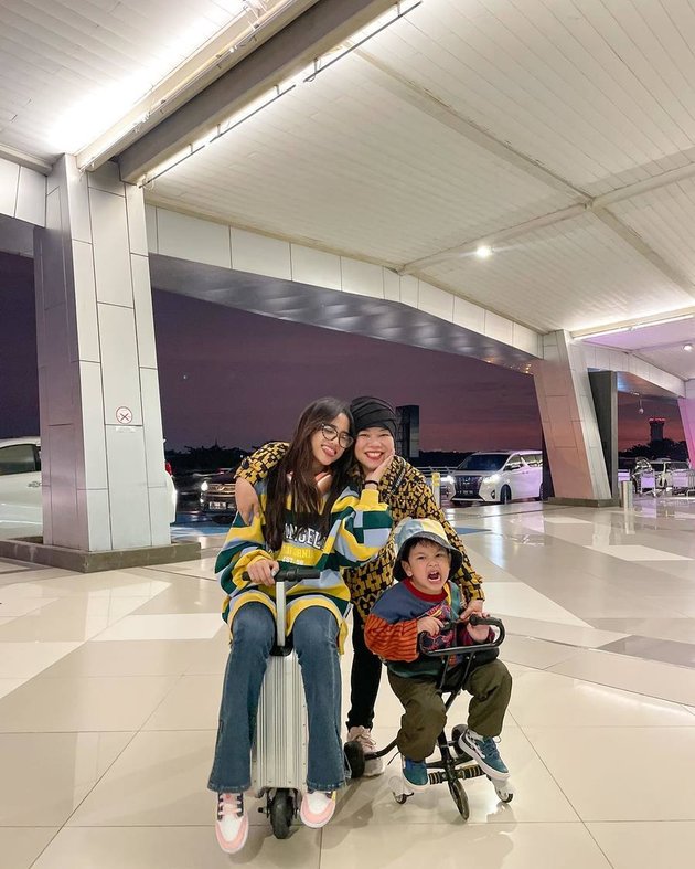 Once Ridiculed for Always Traveling Alone, 8 Photos of Fuji Inviting Gala Sky on a Vacation to Turkey - Diligently Taking Care of a Child on the Plane