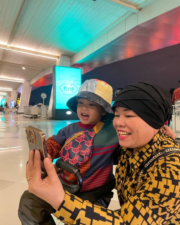 Once Ridiculed for Always Traveling Alone, 8 Photos of Fuji Inviting Gala Sky on a Vacation to Turkey - Diligently Taking Care of a Child on the Plane