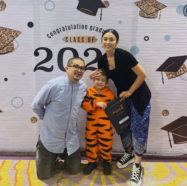 Previously Diagnosed with a Rare Disease, Check Out These 8 Photos of Selvi Kitty's Child Who Just Graduated