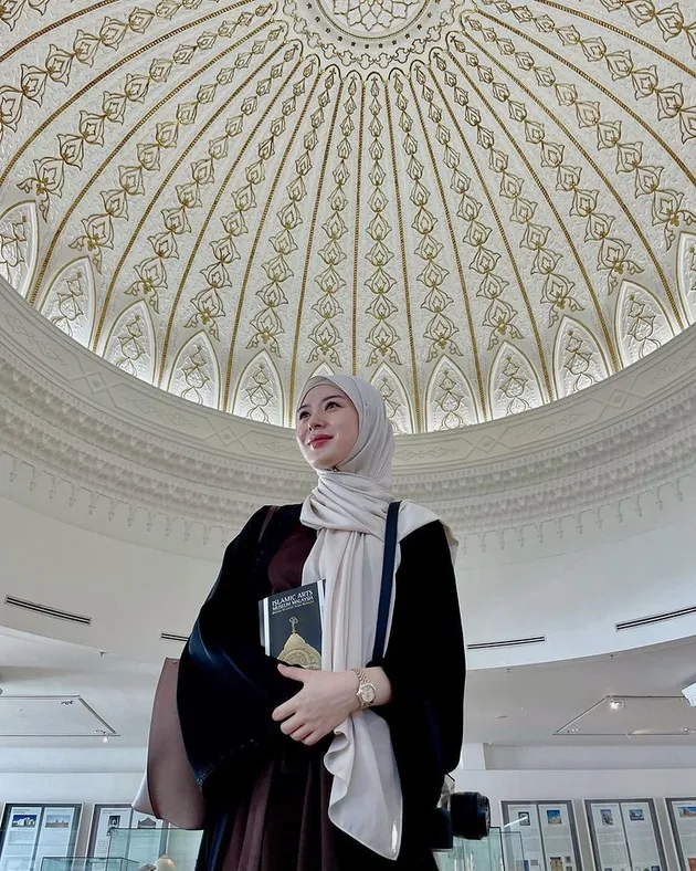 Ayana Moon Lepas Hijab