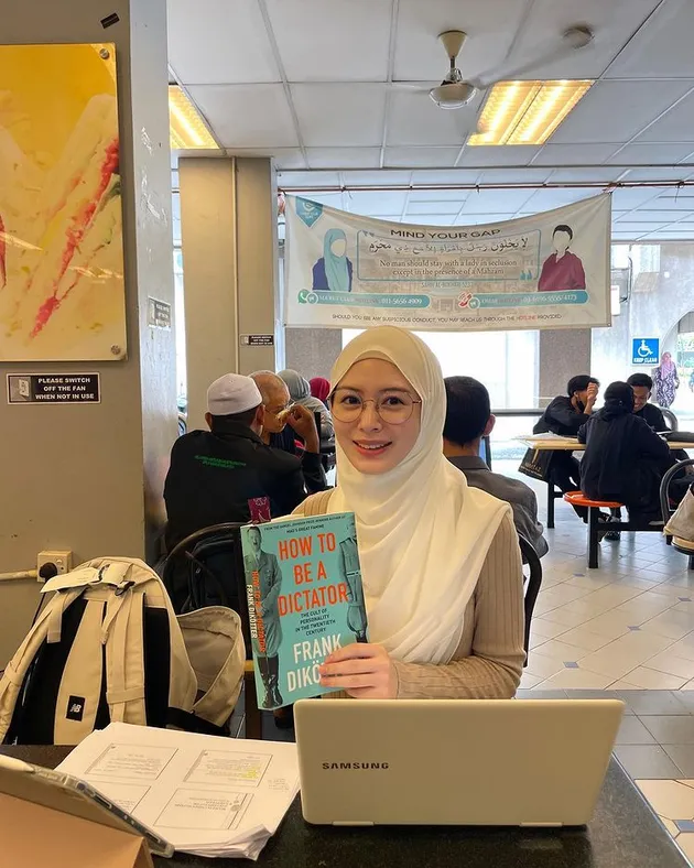 Ayana Moon Lepas Hijab