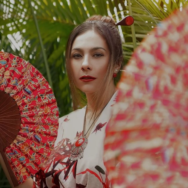 Wulan Guritno's Stunning Portrait in the Moment of Chinese New Year, Although Her Religion Was Questioned During Christmas Celebration