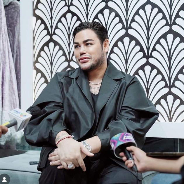 Once Praised for Being More Macho, Here are 8 Photos of Ivan Gunawan Who Refuses to be Prayed for Guidance - Called Feminine After Wearing Motherly Robes