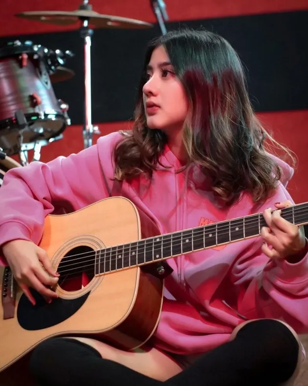 Potret Ghea Youbi dalam busana tertutup.