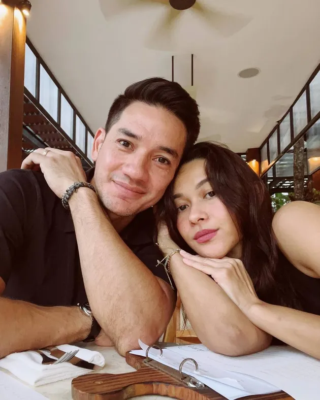 Andrew White dan Nana Mirdad