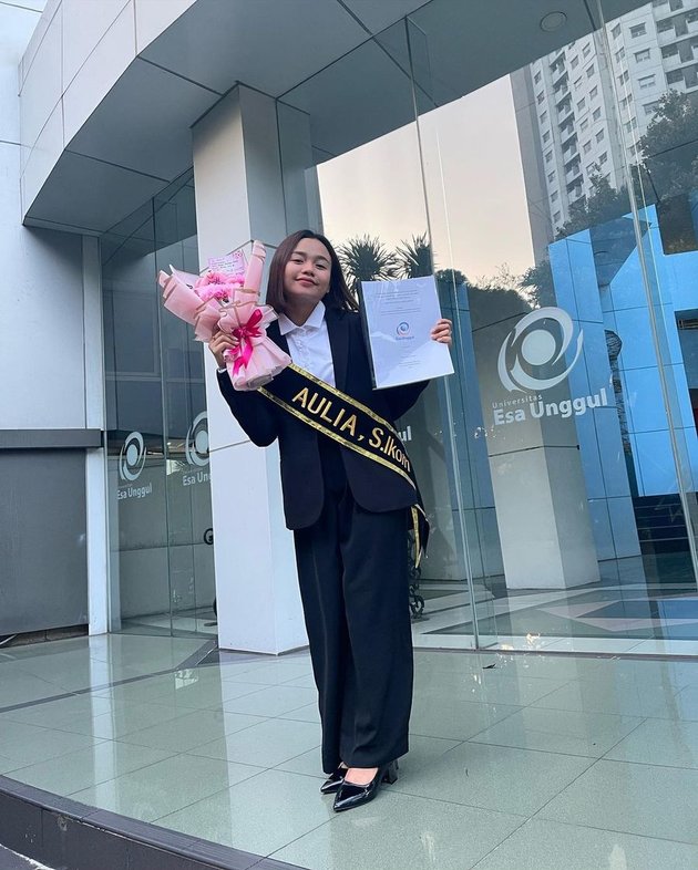 Formerly Failed College, Here are 8 Portraits of Aulia DA Finally Holding a Bachelor's Degree in Communication Science - A Gift for the Late Mother