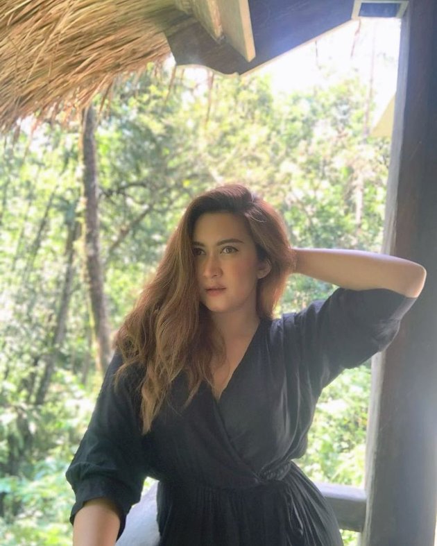 Previously Showed off 'Pregnant' Photos, 15 Pictures of Nafa Urbach who Now Shows off Her Box-Shaped Belly - Receives Praise after Sharing Her Old House that is Only a Small Plot