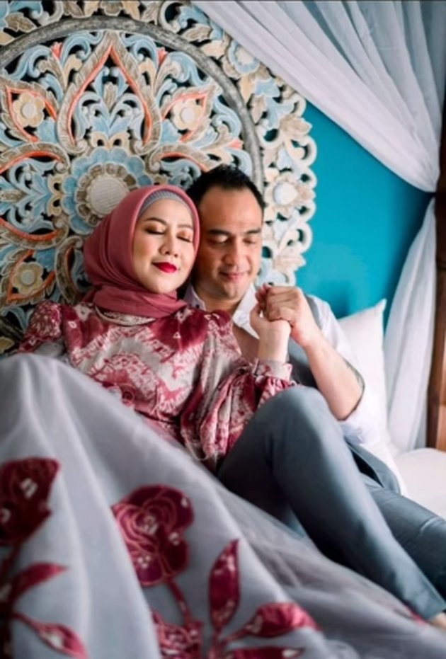 Posing on the Bed, 24 Latest Pre-wedding Photos of Venna Melinda & Ferry Irawan: Sweet Like Princess and Prince Fairy Tale Story!