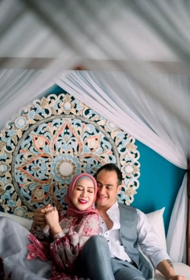 Posing on the Bed, 24 Latest Pre-wedding Photos of Venna Melinda & Ferry Irawan: Sweet Like Princess and Prince Fairy Tale Story!
