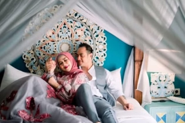 Almost Kissing Moment Becomes the Spotlight, 11 Photos of Venna Melinda and Ferry Irawan that Spark Controversy - From Hugging to Posing on the Bed Together
