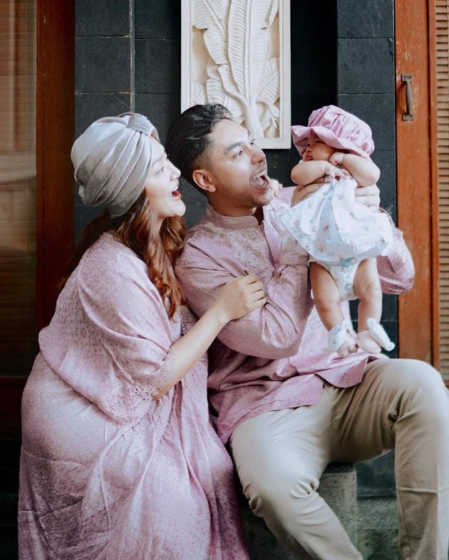 Stressed Because of Not Getting Pregnant, Here's the Portrait of Siti Badriah and Krisjiana's First Eid with Their Beautiful Daughter - Pink Uniform