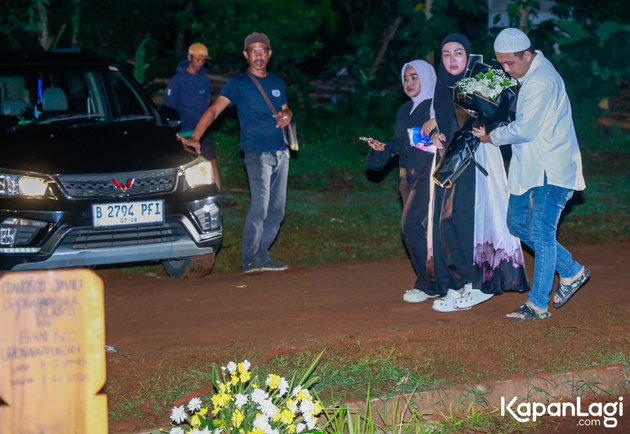 Not Accompanying in the Last Moment, These are 10 Portraits of Bella Shofie Her Tears Spill at Her Mother's Grave - Until Carried by Several People