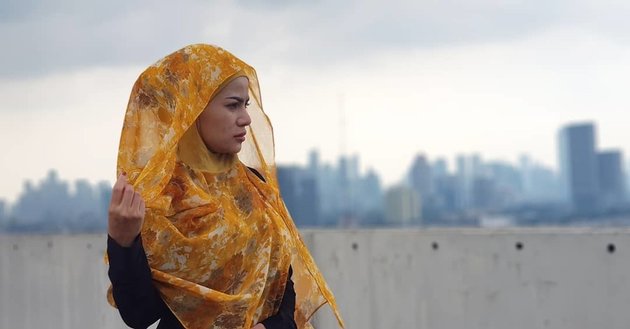 Controversial, Here are 9 Photos of Dinar Candy Wearing Muslim Clothing - Her Aura is Very Calm