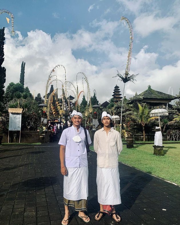 Ada yang mengkritik karena Abidzar adalah anak seorang ustaz dan ustazah, mengapa memakai baju khas Bali dan berpose di depan Pura.