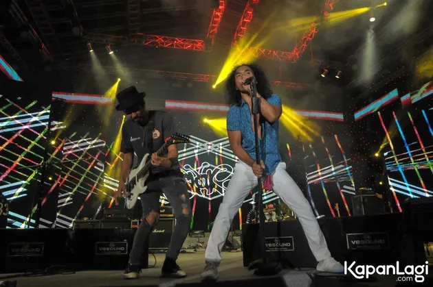 Dengan penonton yang padat dan tak sabar melihat aksi dari Slank, Kaka pun mengajak rekan-rekannya untuk langsung kembali beraksi.