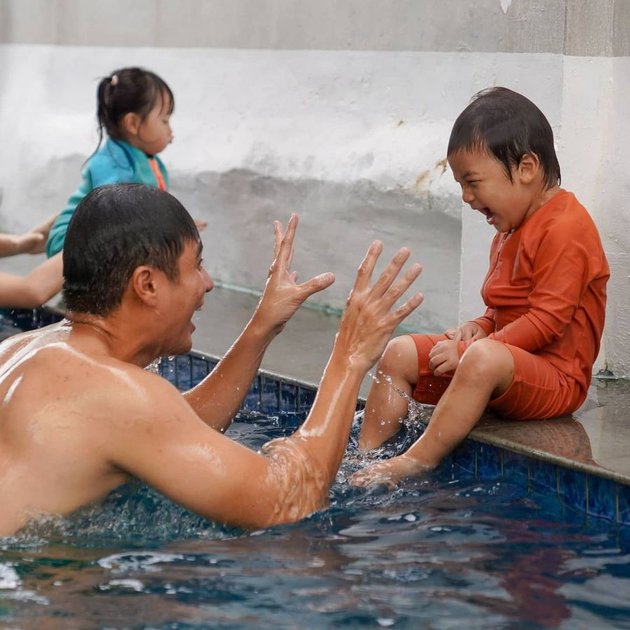 Take Time Alone with the Child, Here are 11 Photos of Baim Wong Swimming with Kiano: My Greatest Happiness