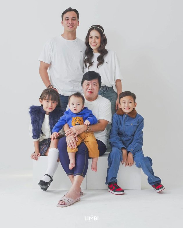 All Good Looking, 8 Latest Family Portraits of Lady Nayoan Together with Rendy Kjaernett and Their Children - Even More Harmonious After 'Getting Married Again'
