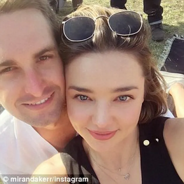 miranda kerr, miranda kerr bertunangan, miranda kerr tunangan dengan evan spiegel