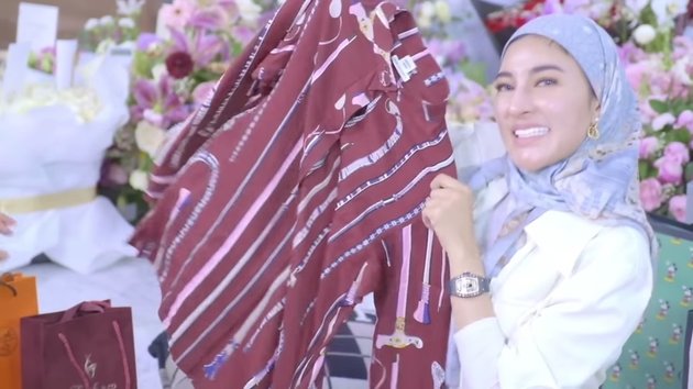 Worth Billions, Peek at 11 Photos of Crazy Rich Malang's Wife Unboxing Birthday Gifts - There are Famous Brand Clothes to High-Class Gadgets