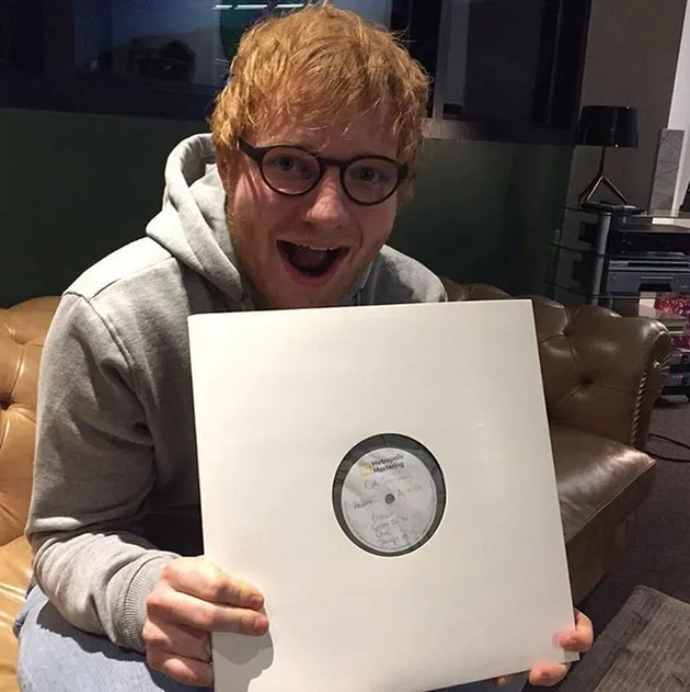 Ed Sheeran bisa dibilang muda. Usianya masih 26 tahun namun ia memilki banyak pemikiran otentik yang mungkin jarang dimiliki oleh para musisi lain.