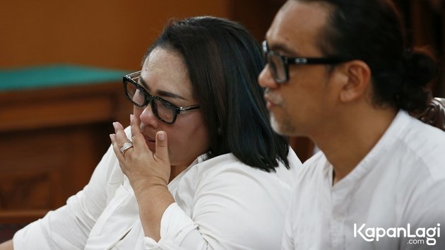 Nunung's Smile Turns into Tears When Sentenced to 1.5 Years by the Judge