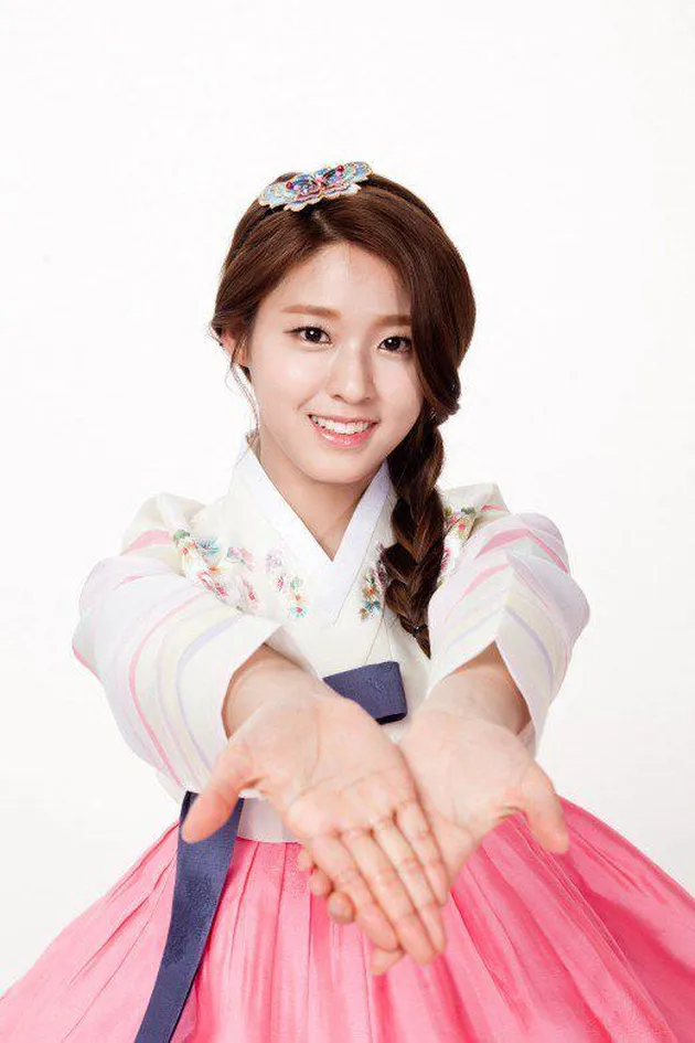 SEOLHYUN AOA PAKAI HANBOK, PESONA WANITA MUDA KOREA 