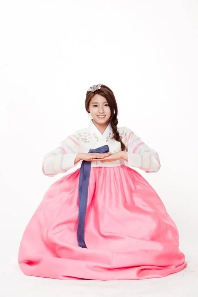 SEOLHYUN AOA PAKAI HANBOK, PESONA WANITA MUDA KOREA 