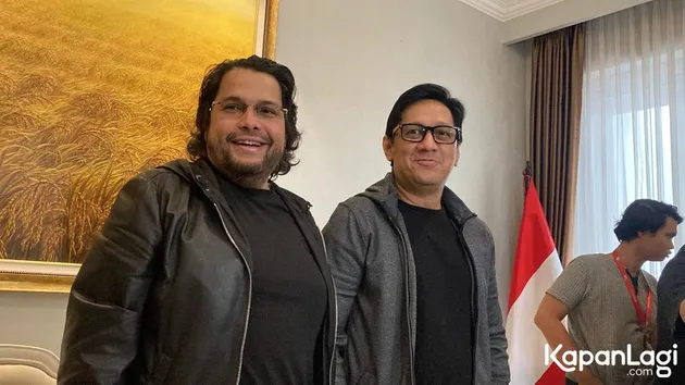 Andre Taulany dan Malik berdiri berdampingan