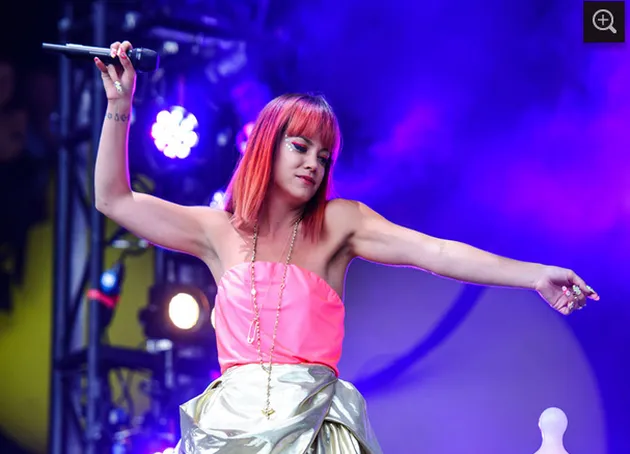 Lily Allen tampil pada panggung Pyramid. Aksi memukaunya kali ini mendapat sambutan yang luar biasa dari penggemar yang sudah merindukan penampilannya.
