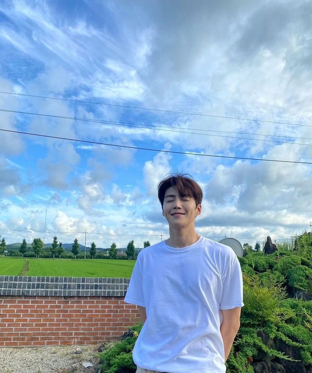 Like a Local Boyfriend, Check Out Actor Kim Seon Ho's Series of Photos in White T-Shirts