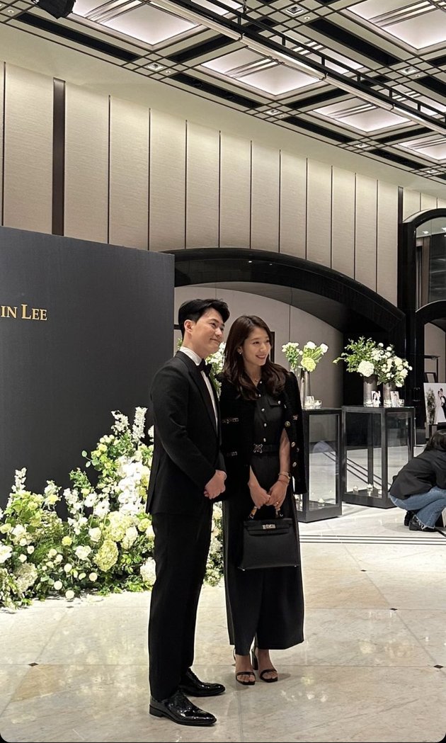 Rare Photos of Park Shin Hye and Choi Tae Joon Attending a Wedding Together, Simple Interactions and Clothing Steal the Show