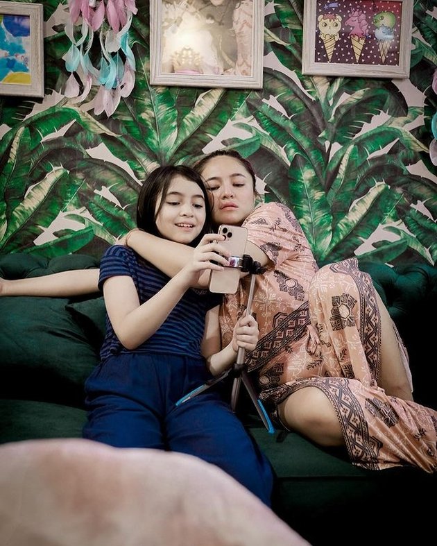 Like Siblings, 11 Portraits of Sienna Putri Semata Wayang Marshanda Getting Closer with Her Mother - Ugly Face Pose Still Beautiful