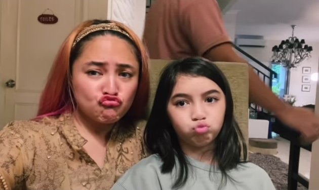 Like Siblings, 11 Portraits of Sienna Putri Semata Wayang Marshanda Getting Closer with Her Mother - Ugly Face Pose Still Beautiful