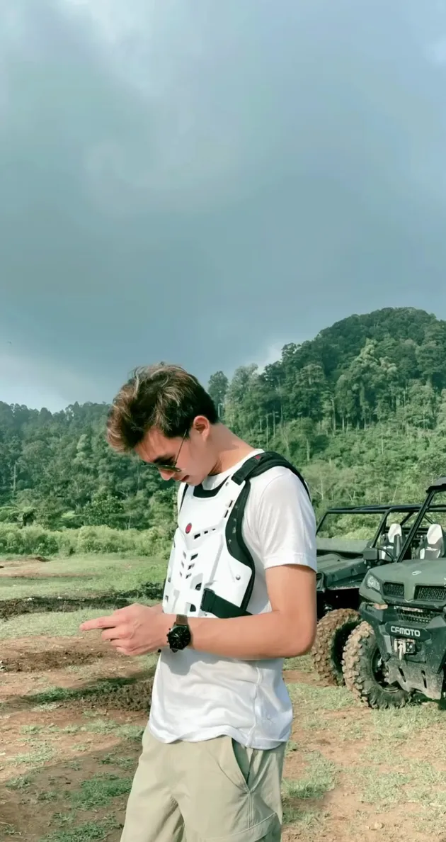 Dinda Hauw dan Rey Mbayang Kencan Naik ATV