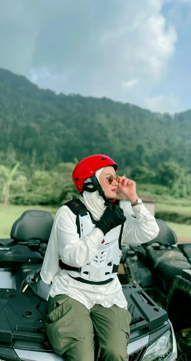 Dinda Hauw dan Rey Mbayang Kencan Naik ATV