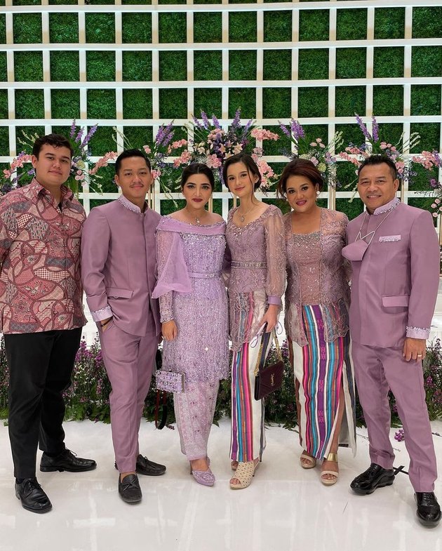 In Harmony with Azriel, Here are 8 Beautiful Portraits of Sarah Menzel at the Engagement - Henna Night of Aurel Hermansyah