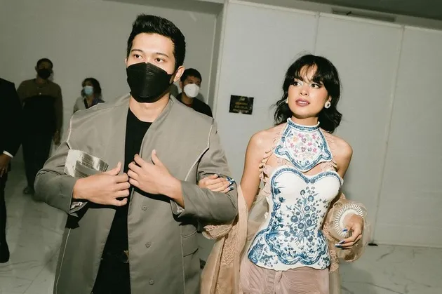 Eva Celia Tampil Cantik Pakai Gaun Nyentrik