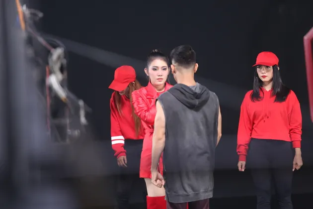 Via tampil modis dalam terusan warna merah. Pilihan warna yang pas untuk menggambarkan semangat yang membara. Dalam video klip kali ini, Via akan dibantu koreografer Hamada Abdool.