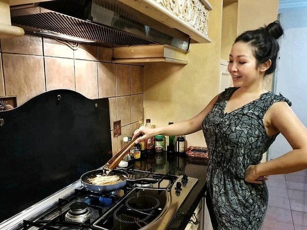 Often Making Netizens' Minds Travel, Take a Look at 10 Rarely Seen Photos of Chef Marinka - Said to be Hotter at 41