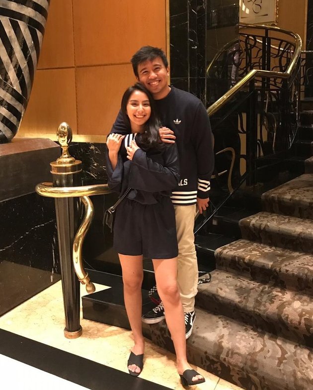 Often Bullied by Netizens, Here are 11 Intimate Moments of Joshua Suherman with His Beautiful Girlfriend