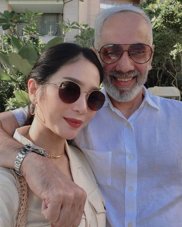 Often Criticized for Marrying an Older Man, Here are 8 Photos of Bunga Zainal who is Now More Intimate with Her Husband