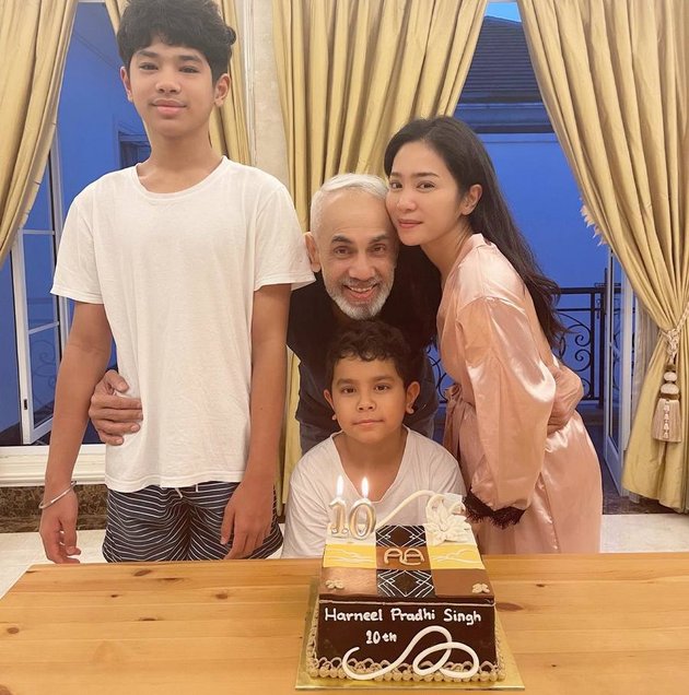 Often Criticized for Marrying an Older Man, Here are 8 Photos of Bunga Zainal who is Now More Intimate with Her Husband
