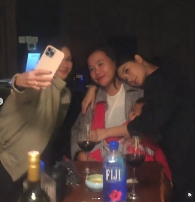 Often Mistaken for the Youngest Child, Here's a Photo of Naysila Mirdad's Closeness with Her Sibling and Sibling-in-law that Rarely Gets Attention
